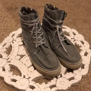 Sperry’s high top suede blue shoe